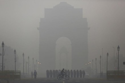 Delhi declares emergency, toxic smog thickens, toxic smog, smog in Delhi, Delhi smog, pollution in Delhi, Delhi pollution, toxic smog in Delhi, illegal crop burning, pollution emergency, Delhi pollution