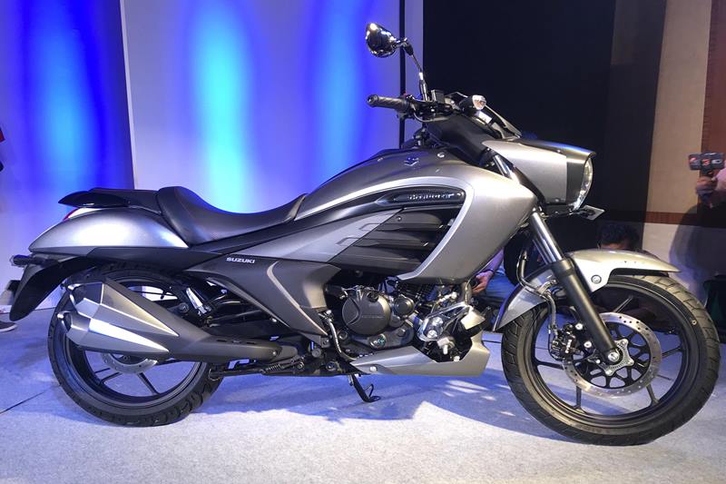 Suzuki India launched their latest offering in the 150cc motorcycle segment in India on 7 November. With a power cruiser appeal, the Intruder comes with several premium features which should help it gain traction in the market. India has a liking for cruiser style motorcycles and the Intruder 150 offers a distinct option. The styling of the motorcycle is inspired by the Intruder M1800, which has resulted in a substantially sized motorcycle.