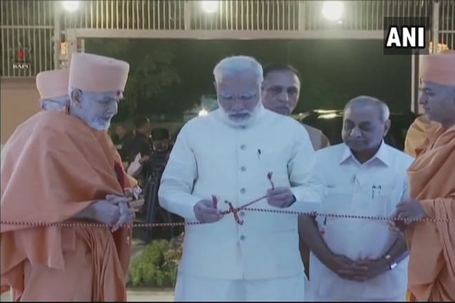 pm narendra modi, pm narendra modi akshardham visit live, modi akshardham, modi gandhinagar, akshardham, akshardham silver jubilee, india news