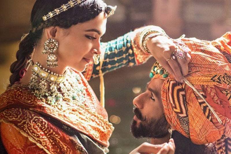 Film critics are praising the chemistry of Shahid Kapoor and Deepika Padukone in the movie.