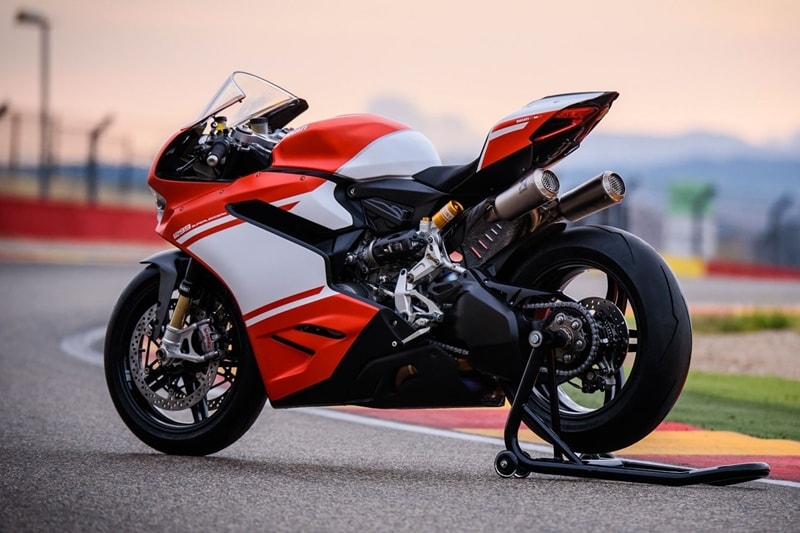 The Ducati 1299 Superleggera is the most expensive motorcycle that one can buy in India. However, the country received only one unit of the bike that was sold to Vikram Oberoi. The extensive use of carbon fibre makes the Superleggera such a premium offering. The price of the Ducati 1299 Superleggera in India is Rs 1.12 crore (ex-showroom, Delhi). Yes, Rs 1.12 crore! No typos here and it costs more than a Porsche Cayenne..