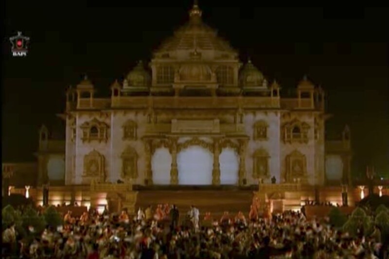 Narendra Modi in Gandhinagar, PM Modi participated in the silver jubilee celebrations of Swaminarayan Akshardham Temple, Narendra Modi in GandhinagaR 2017, ver jubilee celebrations of Swaminarayan Akshardham Temple, Swaminarayan Akshardham Temple