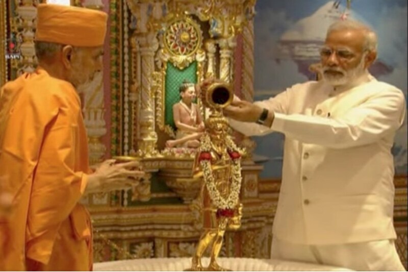 Narendra Modi in Gandhinagar, PM Modi participated in the silver jubilee celebrations of Swaminarayan Akshardham Temple, Narendra Modi in GandhinagaR 2017, ver jubilee celebrations of Swaminarayan Akshardham Temple, Swaminarayan Akshardham Temple