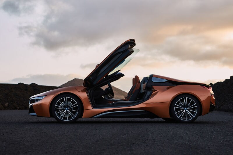 BMW has kept the i8 and the drop-top roadster without making any drastic changes to the way they look. Even the roadster is an extrapolation of the i8 existing design, although that in no way means that it doesn’t look stunning. The Roadster with its swivel-doors that has one hell of a silhouette