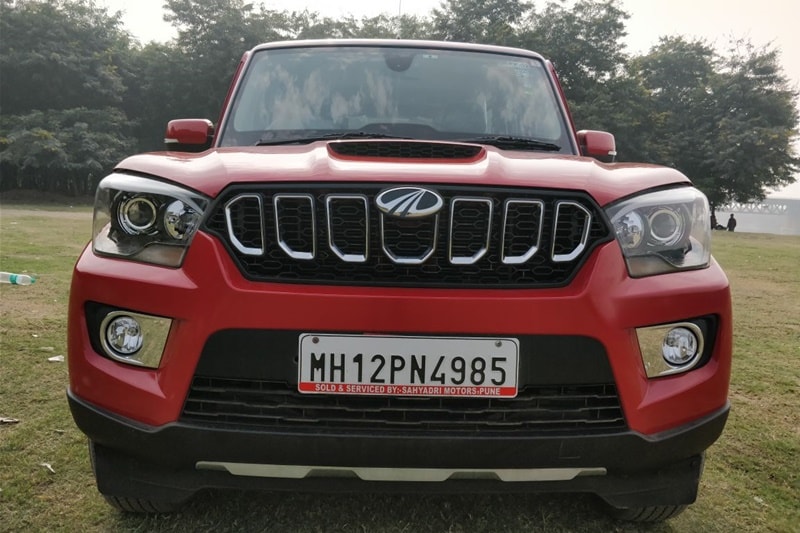 Exterior changes on the Mahindra Scorpio facelift features a new 7-slot grille with chrome accent, fresh headlamp cluster, redesigned front bumper and additional bumper cladding. The SUV now also features automatic headlamp on feature.