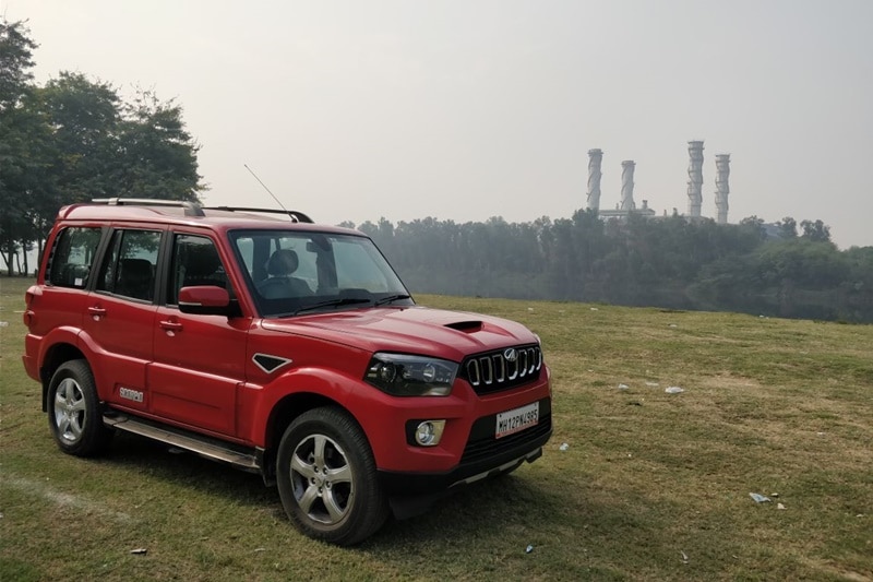 Mahindra Scorpio has just received its 2017 model year upgrades and the SUV now looks sleeker with modern touches. The changes on the 2017 Mahindra Scorpio facelift are subtle. The Scorpio has been a popular Mahindra SUV since its inception not just in urban but also in Tier-I, Tier-2 and rural areas. It is considered to be a reliable vehicle and the tall stance completes the SUV feel of the vehicle. 2017 Mahindra Scorpio facelift is priced at 9.97 – 16.01 lakh (Ex-Delhi) and does not get an automatic transmission variant.