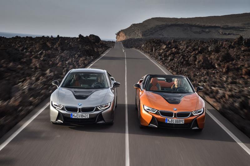 BMW has updated the battery system, and that means the two hybrid sports car twins now make an extraordinary 374 hp. Almost 20 more than the 357 on the previous i8. BMW have even tried to make it more practical in the sense that it can now go 52 kilometres in full EV mode on the roadster and 55 kilometres in the hardtop coupe.