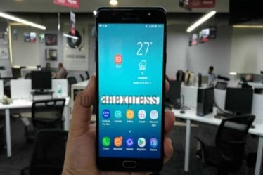  The Galaxy On Max builds on the company’s previous designs—right down to the the home button in the centre—which now doubles as a fingerprint reader. (IE)
