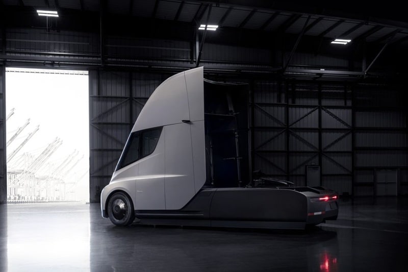 Ahead of unveiling the Tesla Semi, the executives at the company showed off the truck to the media. The Class 8 truck was being described as ‘trailer agnostic’ that simply means that it is capable of hauling any kind of freight. For those who do not know, the Class 8 is the heaviest classification on trucks in terms of weight.