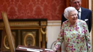 Queen Elizabeth Official photo, Queen Elizabeth, 70th wedding anniversary, Prince Philip, London, Westminster Abbey,World War Two, Buckingham Palace