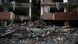 Iran quake survivors, Iran quake survivors news, Iran quake survivors slow aid effort, slow aid effort, battle freezing cold, U.S. offers condolences to Iranian, Iran calls off rescues, says no hope of more survivors