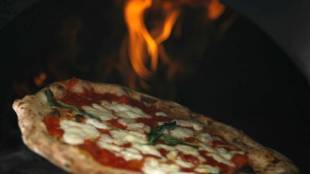 pizza, Naples pizza, Italy pizza, pizza eating, pizza lover, pizza twirling, UNESCO, intangible heritage, heritage status, best food, italian food, italy food, food in italy, pizza in italy, where to eat Naples pizza, best pizza in world