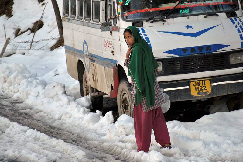 Snowfall in Kashmir, Kashmir Snowfall, Snowfall in srinagar, srinagar gets first snowfall, kashmir valley, snowfall, snow, heavy rain, first snowfall, jammu and kashmir, cold in kashmir, leh, winter season