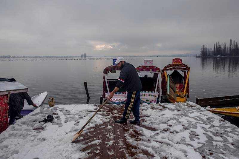 Snowfall in Kashmir, Kashmir Snowfall, Snowfall in srinagar, srinagar gets first snowfall, kashmir valley, snowfall, snow, heavy rain, first snowfall, jammu and kashmir, cold in kashmir, leh, winter season