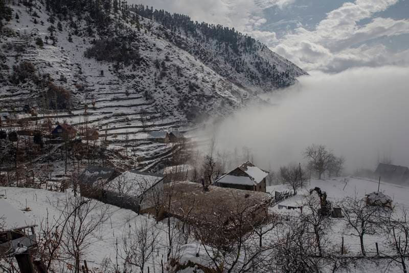 Snowfall in Kashmir, Kashmir Snowfall, Snowfall in srinagar, srinagar gets first snowfall, kashmir valley, snowfall, snow, heavy rain, first snowfall, jammu and kashmir, cold in kashmir, leh, winter season