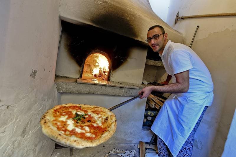 pizza, Naples pizza, Italy pizza, pizza eating, pizza lover, pizza twirling, UNESCO, intangible heritage, heritage status, best food, italian food, italy food, food in italy, pizza in italy, where to eat Naples pizza, best pizza in world