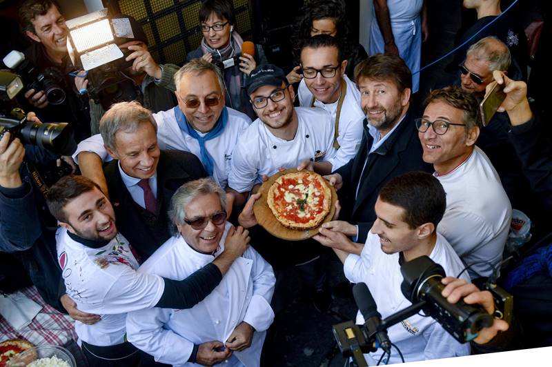 pizza, Naples pizza, Italy pizza, pizza eating, pizza lover, pizza twirling, UNESCO, intangible heritage, heritage status, best food, italian food, italy food, food in italy, pizza in italy, where to eat Naples pizza, best pizza in world