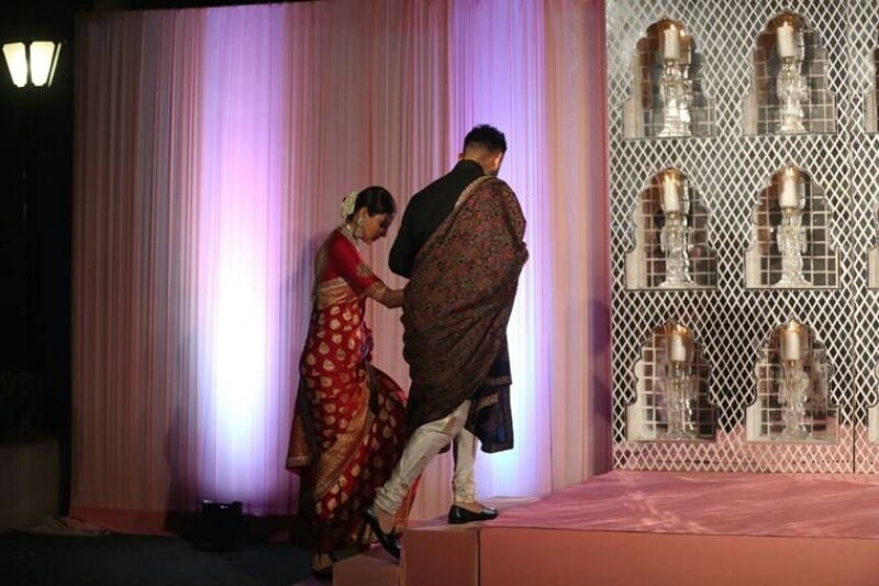 3) While coming in front of the media, Virat Kohli was seen holding Anushka Sharma’s hand to help her climb the stage. (IE)