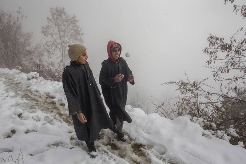 Snowfall in Kashmir, Kashmir Snowfall, Snowfall in srinagar, srinagar gets first snowfall, kashmir valley, snowfall, snow, heavy rain, first snowfall, jammu and kashmir, cold in kashmir, leh, winter season