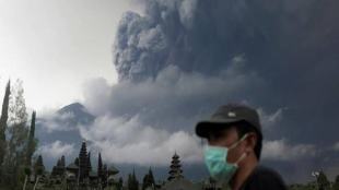 Mount Agung volcano, volcano, Indonesian resort, Bali, ash