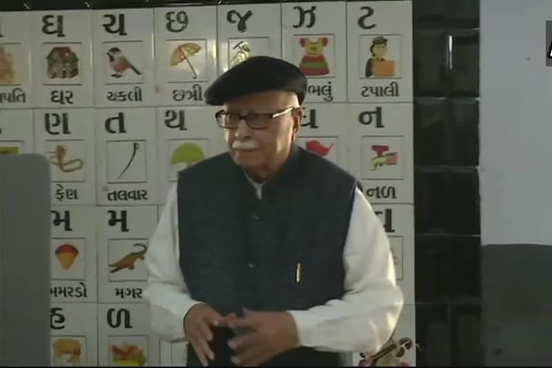 Senior BJP leader LK Advani casts his vote in Ahmedabad District's Jamalpur Khadiya (Source: ANI)