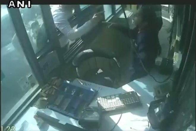 Gurgaon man harasses toll operator, Kherki Daula toll plaza, Gurgaon man harasses toll operator, Kherki Daula toll plaza,