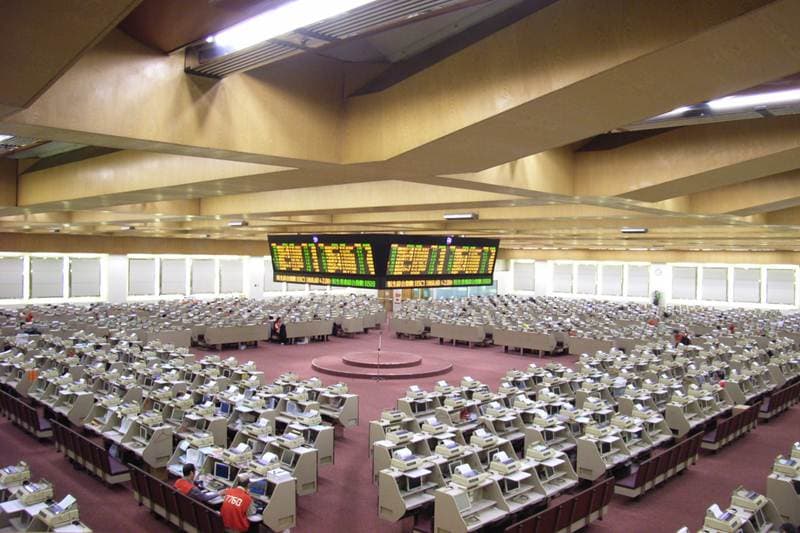 Hong Kong Exchange trade lobby with monitors situated in the center. (Image: Wikimedia Commons)