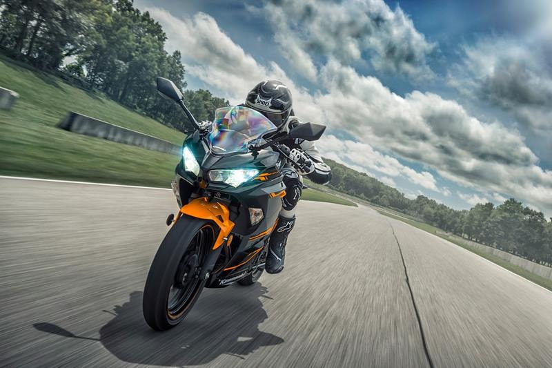 The 400cc Kwacker made its debut at the 2017 Tokyo motorshow, and went on sale in the US for about 4000 USD (Rs 3.02 lakh) yesterday. Although we expect it to be slightly more expensive once it lands in India considering the fact that the 300 currently retails for about 3.8 lakhs.