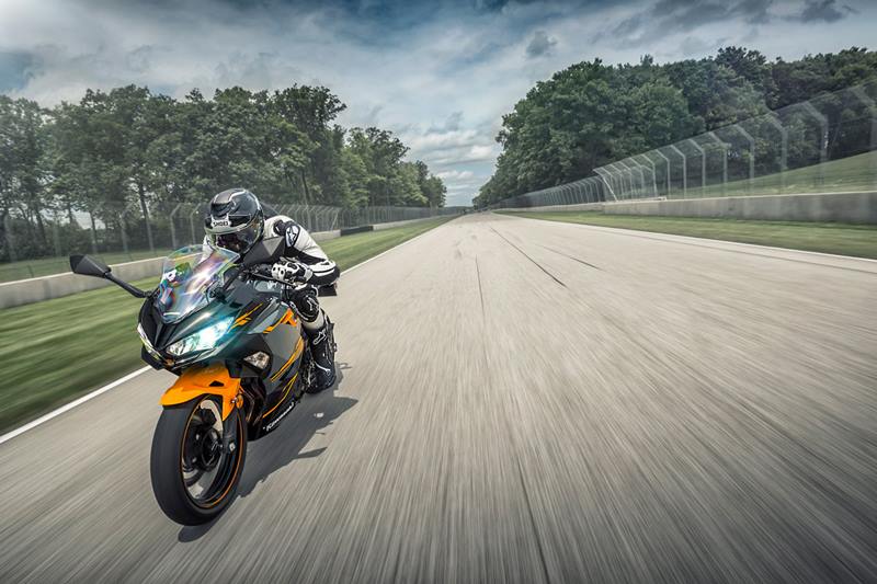 The Ninja 400 will be 6 kilos lighter than the current 400 even with the larger displacement motor. A large amount of the weight saving will come from the new trellis frame. And bringing it all in control will be a 310 mm disc brake up front and a smaller rotor disc at the rear, Nissin will be making the ABS for the Ninja 400.