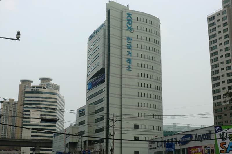 Korea Exchange building, the only stock exchange of South Korea. It was founded in 2005 and is situated in the national capital Seoul. (Image: Wikimedia Commons)