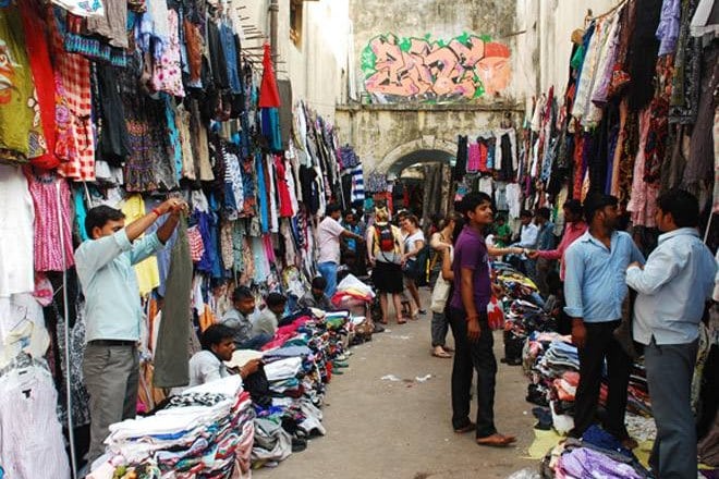 sarojini nagar, sarojini nagar parking, sarojini nagar shopping, sarojini nagar market, tourist at sarojini nagar, south delhi market place, south delhi market