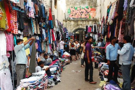 sarojini nagar, sarojini nagar parking, sarojini nagar shopping, sarojini nagar market, tourist at sarojini nagar, south delhi market place, south delhi market