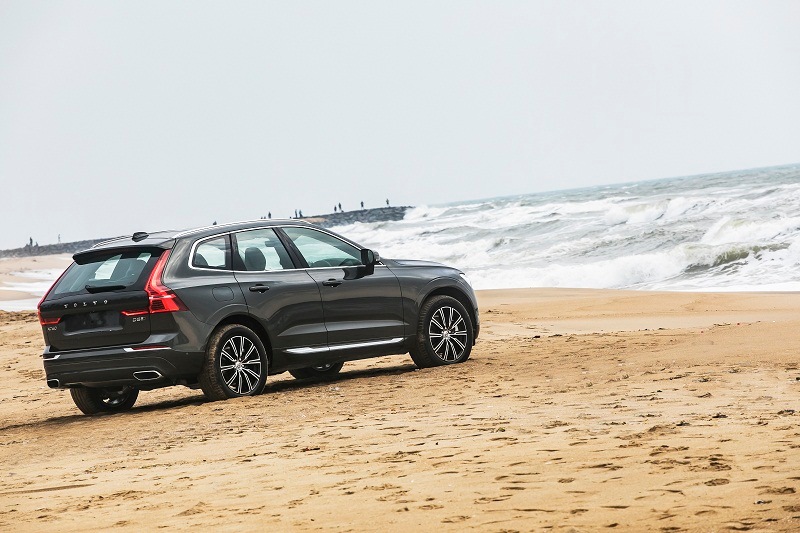 Volvo Cars’ India have begun the local assembly of its Volvo XC90 and while the local assembly of new XC60 is on cards the company will initially sell them by importing them from Torslanda Plant in Sweden. The design of Volvo XC60 is well-crafted, despite being an SUV the vehicle does not feel intimidating (which most of the Indian’s don’t like). Front and the rear of the SUV carries an athletic sculpture and design interprets an wanting more characteristic desire.