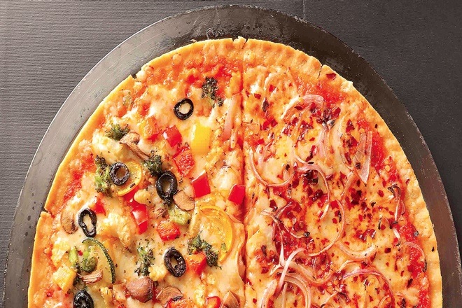 pizza, foodie, Pizza Huts, Domino’s, KPMG’s India’s Food Service Industry, restaurants, Old Monk pizza