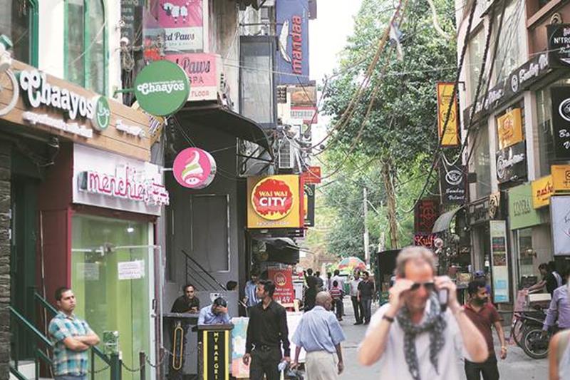 Most Instagrammed Indian locations of 2017, Marine Drive, Connaught Place, Taj Mahal, Calangute Beach, India Gate, Golden Temple, Baga Beach, Hauz Khas Village, Nandi Hills, Qutub Minar,