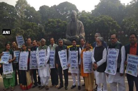 Trinamool Congress, Trinamool Congress protest against FRDI, FRDI, FRDI Bill, Mamata Banerjee, TMC supremo, West Bengal Chief Minister 