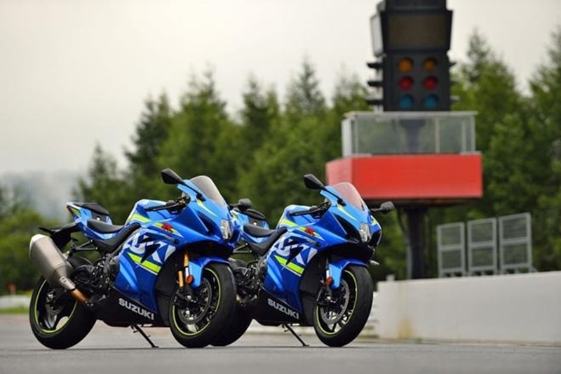 Litre-class (Fully-faired): Suzuki Motorcycle India refreshed its superbike portfolio in India, launching the new GSX-R1000 and GSX-R1000R in May 2017. The new Suzuki GSX-R1000 is offered in Metallic Triton Blue and Metallic Mat Black colour options and is priced at Rs 19 lakh, ex-showroom, Delhi, while the GSX-R1000R, which is available with a choice of Metallic Triton Blue and Glass Sparkle Black carries a price tag of Rs 22 lakh ex-showroom, Delhi. The new motorcycles are powered by a new 1000 cc, inline, four-cylinder engine with Suzuki Racing Variable Valve Timing derived from Suzuki’s MotoGP motorcycles, producing 199 hp of power at 13,200 rpm and 117.6 Nm of peak torque at 10,800 rpm.