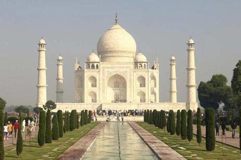 Most Instagrammed Indian locations of 2017, Marine Drive, Connaught Place, Taj Mahal, Calangute Beach, India Gate, Golden Temple, Baga Beach, Hauz Khas Village, Nandi Hills, Qutub Minar,