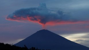 China suspends flights, Bali to China flights, Bali to China flights cancelled, volcanic ash, Indonesian holiday island, holiday island of Bali, Clouds of volcanic ash