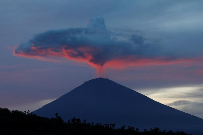 China suspends flights, Bali to China flights, Bali to China flights cancelled, volcanic ash, Indonesian holiday island, holiday island of Bali, Clouds of volcanic ash China suspends flights, Bali to China flights, Bali to China flights cancelled, volcanic ash, Indonesian holiday island, holiday island of Bali, Clouds of volcanic ash