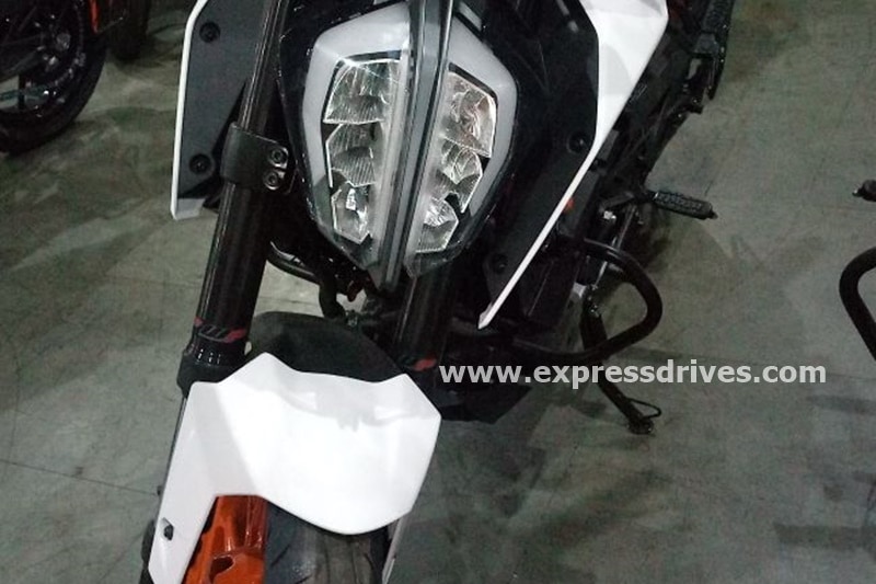 2018 KTM 390 Duke white headlamp