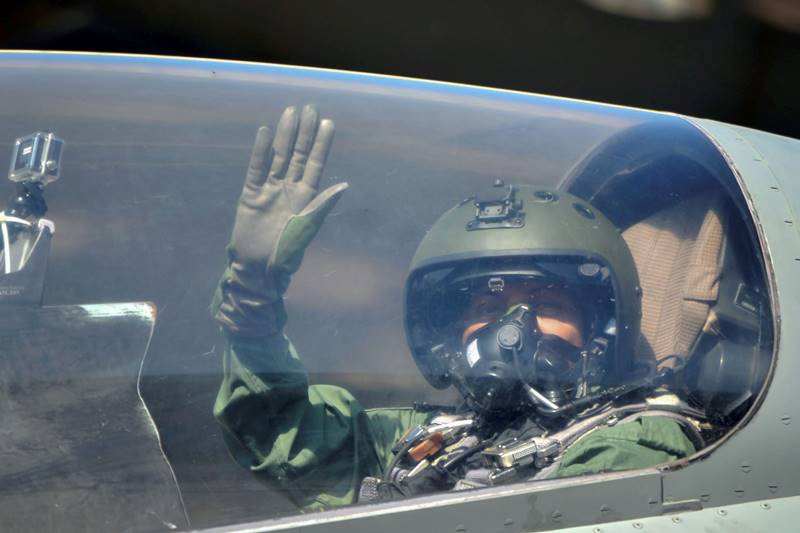 Sitharaman also familiarised herself with the formidable fighter jet and its cockpit. (Image: Twitter/@DefenceMinIndia)