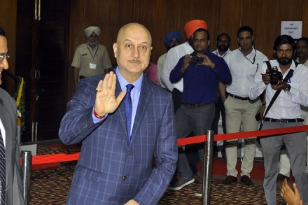 anupam kher flight delayed, flight of anupam kher delayed, anupam kher reaction on flight delay