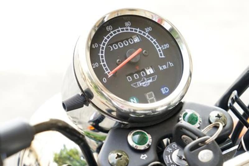 The Cleveland Cyclewerks Ace Deluxe gets a single pod instrument cluster that shows only the necessary information. The unit comes with chrome finish that makes it look premium and upmarket. To be precise, the instrument cluster of the Cleveland Cyclewerks gets a speedometer, odometer, tripmeter along with a couple of telltale lights.