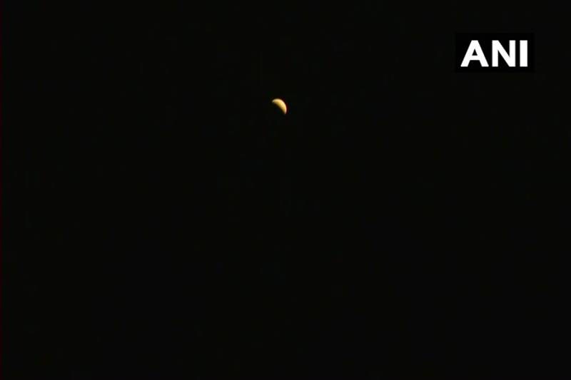 Odisha saw the beautiful moon reflecting a reddish fume. The sight is too beautiful to avert your eyes from it, isn't it?