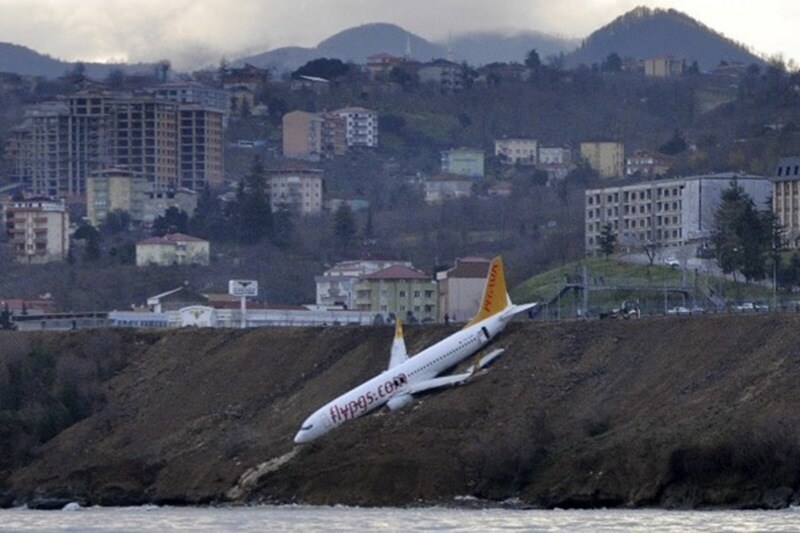 turkey plane, turkish plane skidded, turkish airlines skidded off, plane skids off turkish airport, pegasus airline, flight skids off turkish airports, plane skids off runway, plane skids off turkish airport runway, jetliner skids off black sea, plane slid off black sea, ankara trabazon flight slids off