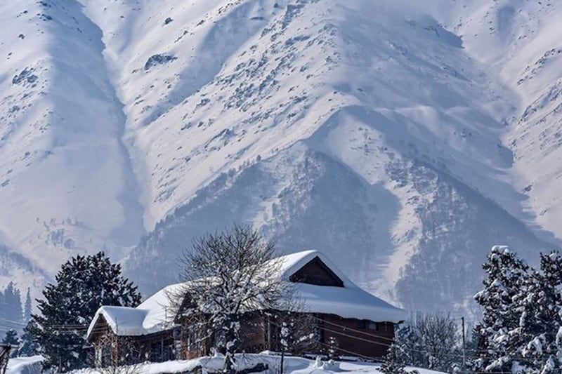 gulmarg, gulmarg winter, gulmarg snow, gulmarg snowfall, visit gulmarg, gulmarg tourism, best tourist spot in india, highest snowfall in india, jammu and kashmir, jammu and kashmir tourism, kashmir snowfall, kashmir weather, kashmir snow, kashmir temperature, gondola rides