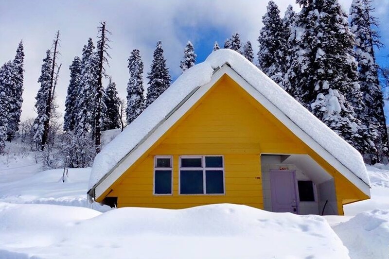 gulmarg, gulmarg winter, gulmarg snow, gulmarg snowfall, visit gulmarg, gulmarg tourism, best tourist spot in india, highest snowfall in india, jammu and kashmir, jammu and kashmir tourism, kashmir snowfall, kashmir weather, kashmir snow, kashmir temperature, gondola rides