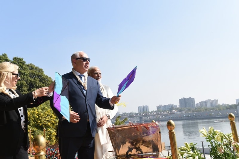 Prime Minister Modi explained Israeli PM, the intricacies of the game. Netanyahu and his wife learned the tricks with keen interest. (Source: PIB)
