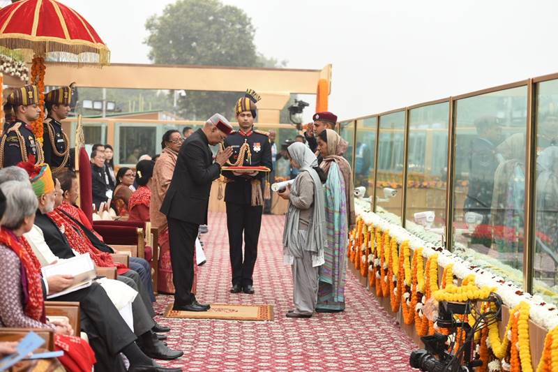 President Kovind presented the Ashok Chakra to the wife and mother of Late Air Force Commando JP Nirala. The braveheart had shown exemplary courage during the Bandipora encounter in November of last year. (Source: PIB)